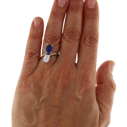 Bague 55 Bague en or blanc 18 kt avec diamant ovale 1,00 ct GIA et saphir 58 Facettes G3696