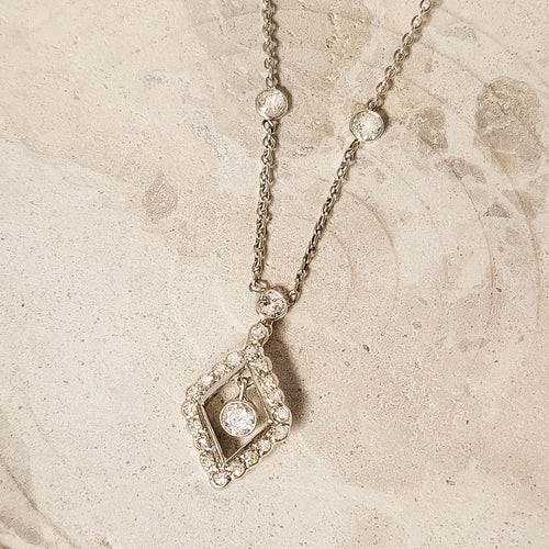 Collier Art déco - Collier en or blanc 585 et platine serti de diamants 58 Facettes 2637