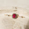 Broche Broche antique en or jaune 18 carats avec rubis, saphirs et diamants 58 Facettes 2656
