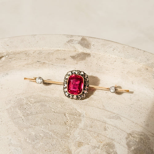 Broche Broche antique en or jaune 18 carats avec rubis, saphirs et diamants 58 Facettes 2656