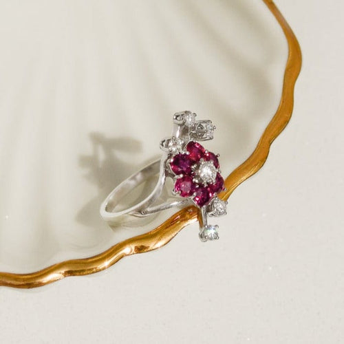 Bague 53 Bague florale en or blanc 18 carats avec diamants et rubis 58 Facettes 2786
