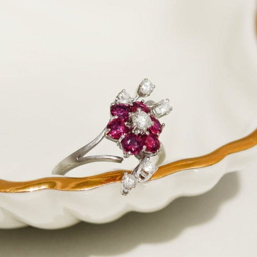 Bague 53 Bague florale en or blanc 18 carats avec diamants et rubis 58 Facettes 2786