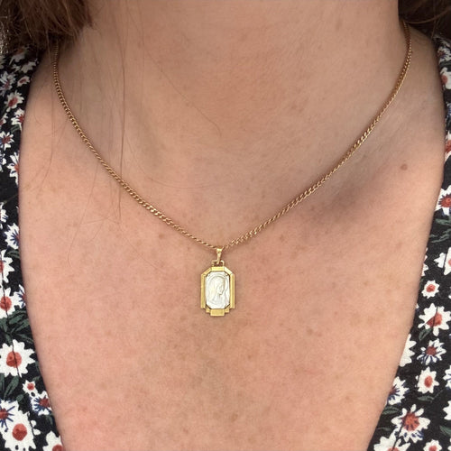 Pendentif Médaille religieuse Vierge en nacre en or jaune 18K 58 Facettes REF24066-229