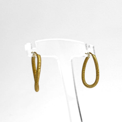Boucles d'oreilles Créoles ovales torsadées en or 18K texturé 58 Facettes REF2563-331