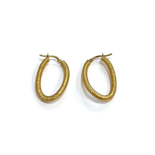 Boucles d'oreilles Créoles ovales torsadées en or 18K texturé 58 Facettes REF2563-331