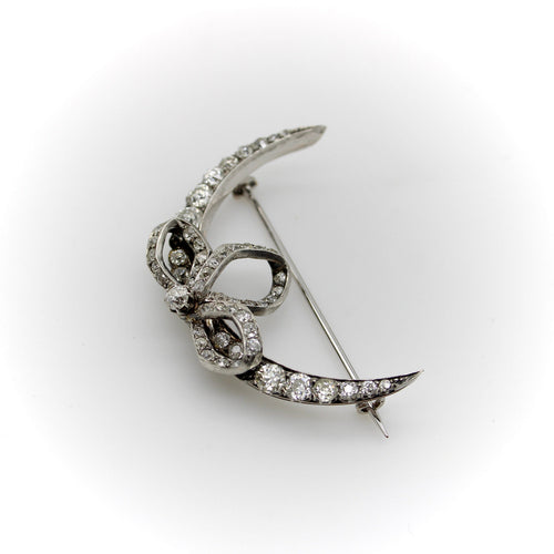 Broche Broche lune croissante à nœud en or et argent, diamants taille ancienne 58 Facettes