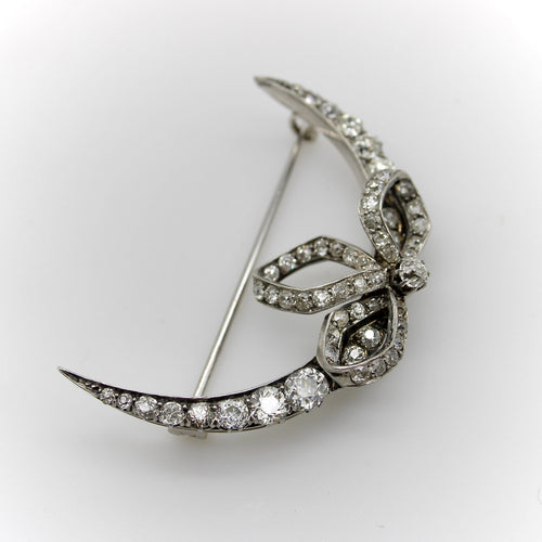 Broche Broche lune croissante à nœud en or et argent, diamants taille ancienne 58 Facettes
