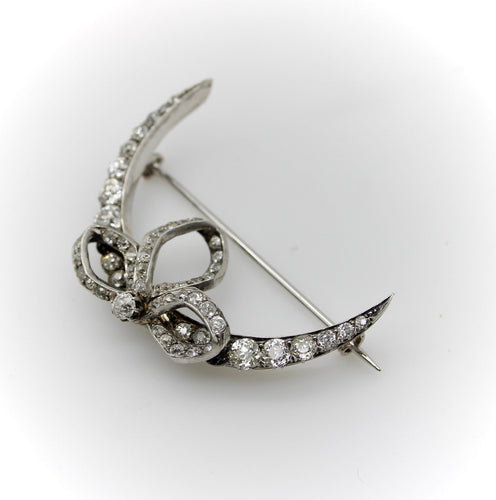 Broche Broche lune croissante à nœud en or et argent, diamants taille ancienne 58 Facettes