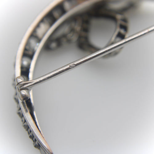 Broche Broche lune croissante à nœud en or et argent, diamants taille ancienne 58 Facettes