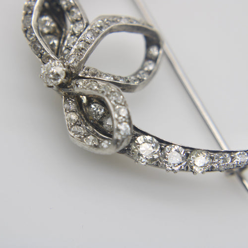 Broche Broche lune croissante à nœud en or et argent, diamants taille ancienne 58 Facettes
