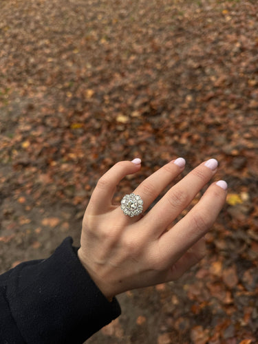 Bague 53 Bague cluster en or blanc 18k et diamants (1,98 ct env.) 58 Facettes
