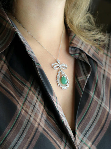 Collier Collier nœud Belle Époque en platine, émeraude et diamants 58 Facettes 1188.1