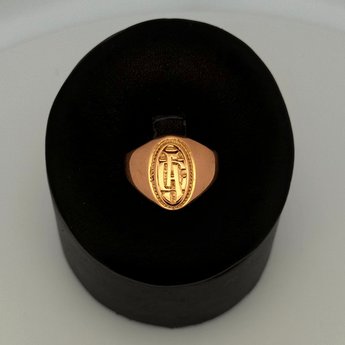 Bague 53 Bague chevalière gravée ovale en or jaune 18 carats 58 Facettes 250050