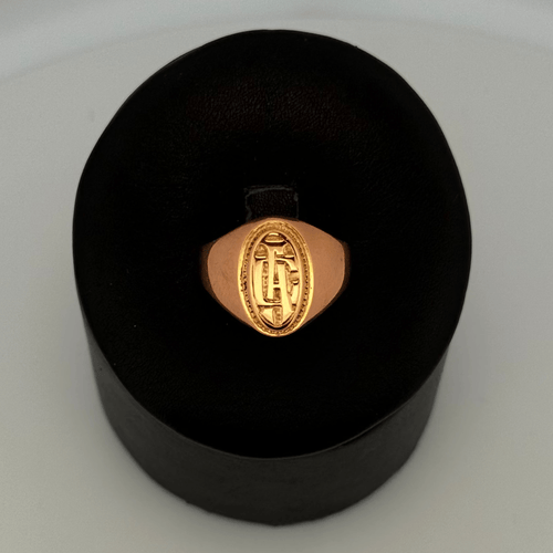 Bague 53 Bague chevalière gravée ovale en or jaune 18 carats 58 Facettes 250050