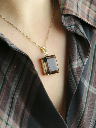 Pendentif André Vassort - Pendentif en or jaune 18 ct et quartz fumé 40 carats 58 Facettes 1190.9