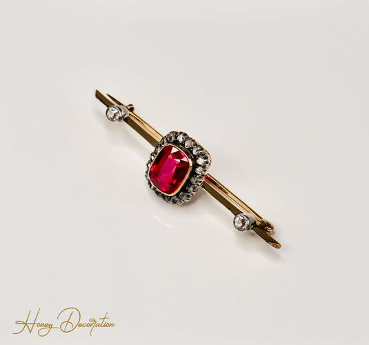 Broche Broche antique en or jaune 18 carats avec rubis, saphirs et diamants 58 Facettes 2656