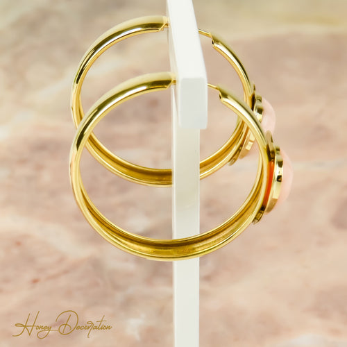 Boucles d'oreilles Créoles en or jaune 18 carats avec insert en corail 58 Facettes 2515