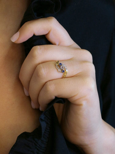 Bague 54 Bague Art nouveau trilogie en or jaune 18 carats, saphirs et diamants 58 Facettes 1076.2