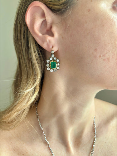 Boucles d'oreilles Art déco - Boucles d’oreilles pendantes en or blanc 18k, émeraudes colombiennes et diamants 58 Facettes