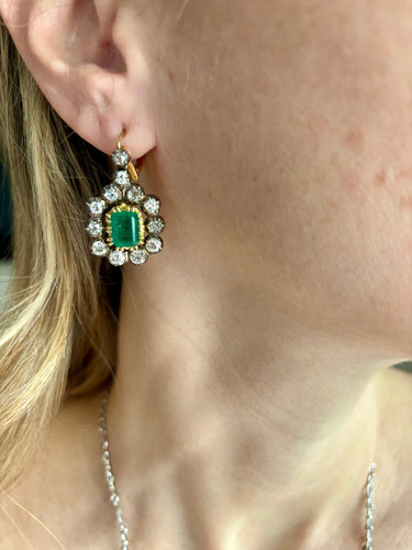 Boucles d'oreilles Art déco - Boucles d’oreilles pendantes en or blanc 18k, émeraudes colombiennes et diamants 58 Facettes