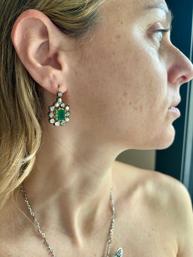 Boucles d'oreilles Art déco - Boucles d’oreilles pendantes en or blanc 18k, émeraudes colombiennes et diamants 58 Facettes
