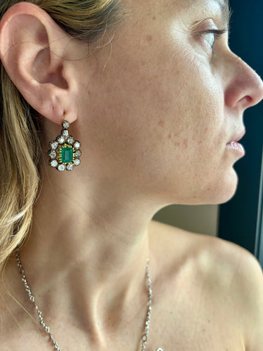 Boucles d'oreilles Art déco - Boucles d’oreilles pendantes en or blanc 18k, émeraudes colombiennes et diamants 58 Facettes