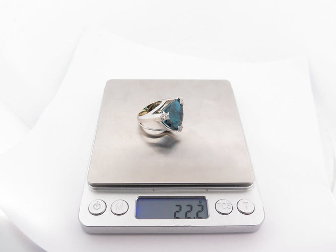 Bague 54 Bague cocktail en or blanc 18k, topaze London blue et diamants 0,25 ct (T54) 58 Facettes 270140