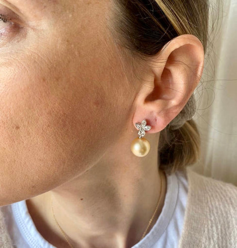 Boucles d'oreilles Boucles d'oreilles puces - Perles des mers du Sud et diamants en or blanc 18k 58 Facettes