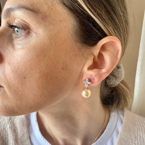 Boucles d'oreilles Boucles d'oreilles puces - Perles des mers du Sud et diamants en or blanc 18k 58 Facettes