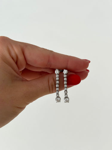 Boucles d'oreilles Boucles d’oreilles longues en or blanc 18k et diamants 58 Facettes