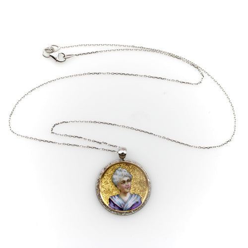 Pendentif Médaillon portrait miniature victorien en or 14K, émail et diamants 58 Facettes