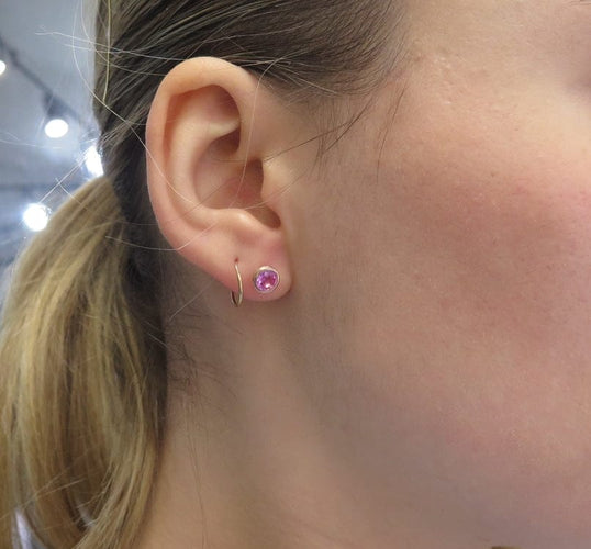 Boucles d'oreilles Poiray Lolita - Boucles d’oreilles puces en or jaune 18k et saphir rose 58 Facettes 254850