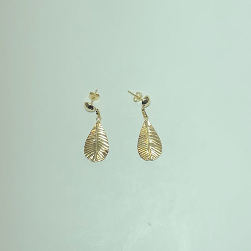 Boucles d'oreilles Boucles d’oreilles pendantes feuille texturée en or jaune 18 carats 58 Facettes 250232