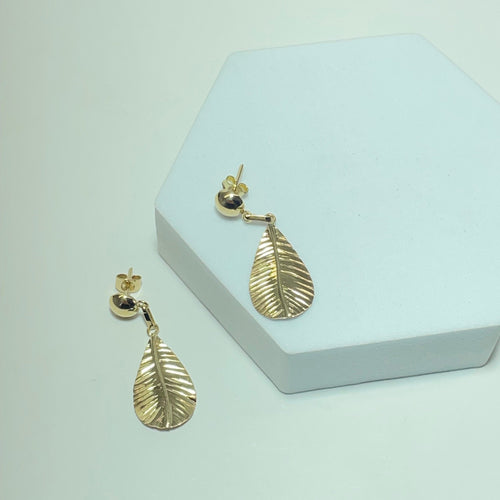Boucles d'oreilles Boucles d’oreilles pendantes feuille texturée en or jaune 18 carats 58 Facettes 250232