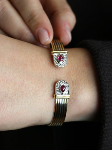 Bracelet Bracelet jonc ouvert en or 18 carats rubis et diamants 58 Facettes 1211.1