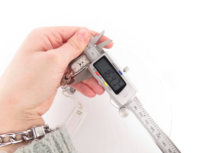 Montre Celine Macadam Triomphe - Montre classique quartz 35 mm en acier palladié 58 Facettes 267061