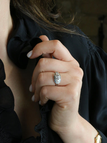 Bague 53 Bague Art déco à gradins en platine et diamants 58 Facettes 1125
