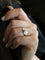 Bague 53 Bague Art déco à gradins en platine et diamants 58 Facettes 1125