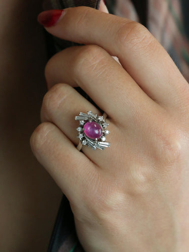 Bague 49.5 Bague marguerite en platine, rubis étoilé et diamants 58 Facettes 1131.2