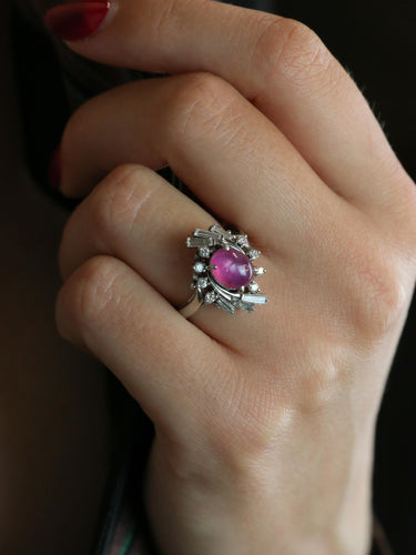 Bague 49.5 Bague marguerite en platine, rubis étoilé et diamants 58 Facettes 1131.2