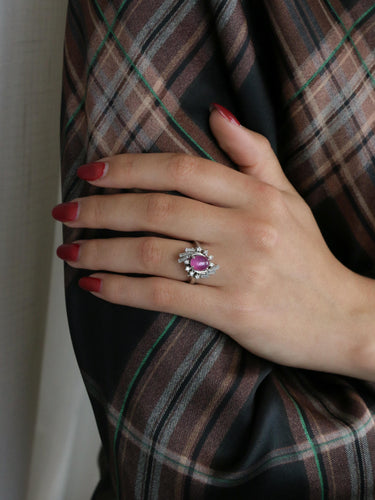 Bague 49.5 Bague marguerite en platine, rubis étoilé et diamants 58 Facettes 1131.2
