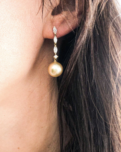 Boucles d'oreilles Boucles d'oreilles pendantes en or jaune, diamants et perle des mers du Sud 58 Facettes 1