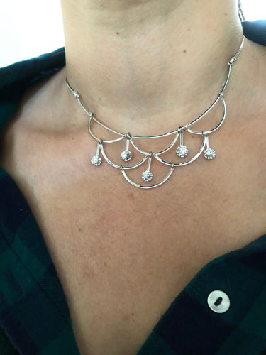 Collier Collier draperie en or gris et diamants 58 Facettes 1