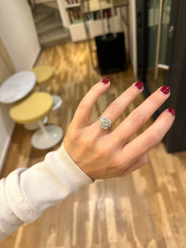 Bague 53 Bague coussin en platine et diamants (centre 1,54 ct) 58 Facettes