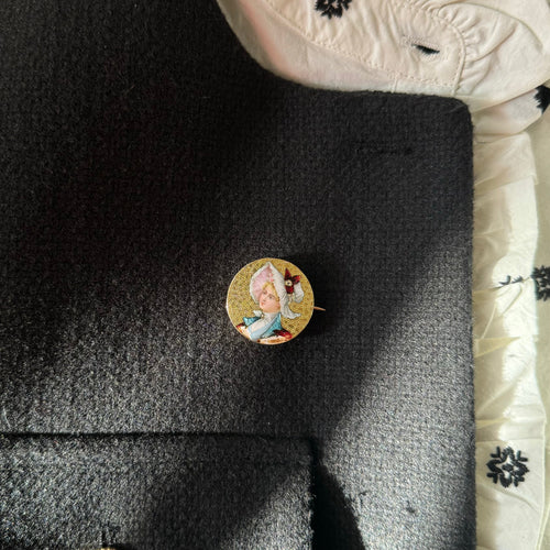 Broche Broche femme au chapeau en or jaune 18K, émail et diamants 58 Facettes REF24024-188