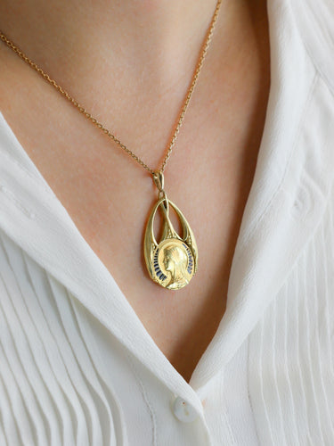 Pendentif Art nouveau - Médaille Vierge de profil en or jaune 18 carats émail plique-à-jour 58 Facettes 1153.13