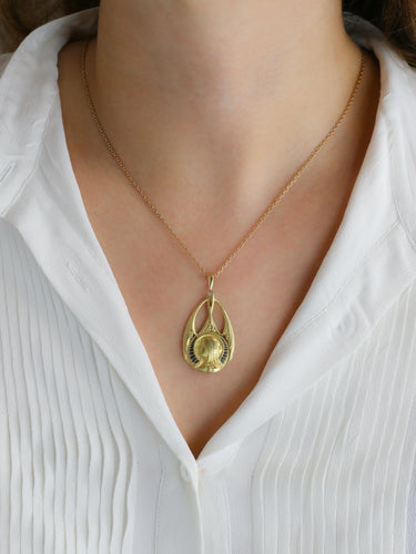 Pendentif Art nouveau - Médaille Vierge de profil en or jaune 18 carats émail plique-à-jour 58 Facettes 1153.13
