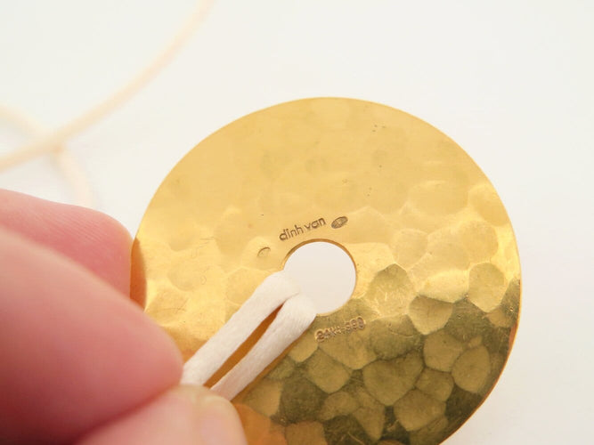 Collier Dinh Van - Collier pendentif Pi 40 mm en or jaune 24k martelé 58 Facettes 271154