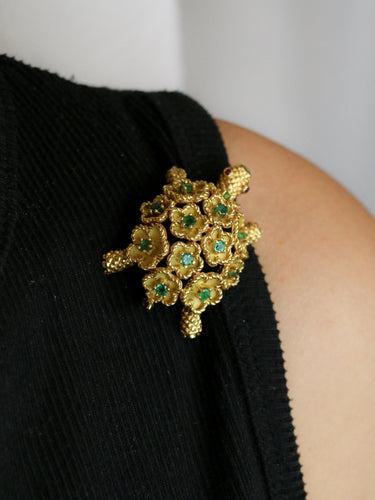 Broche Broche tortue en or jaune 18 carats, émeraudes et rubis 58 Facettes 1170.2