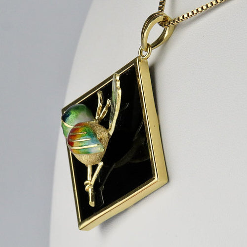 Pendentif Pendentif - Or jaune 18 carats, onyx et oiseau émaillé 58 Facettes 1909